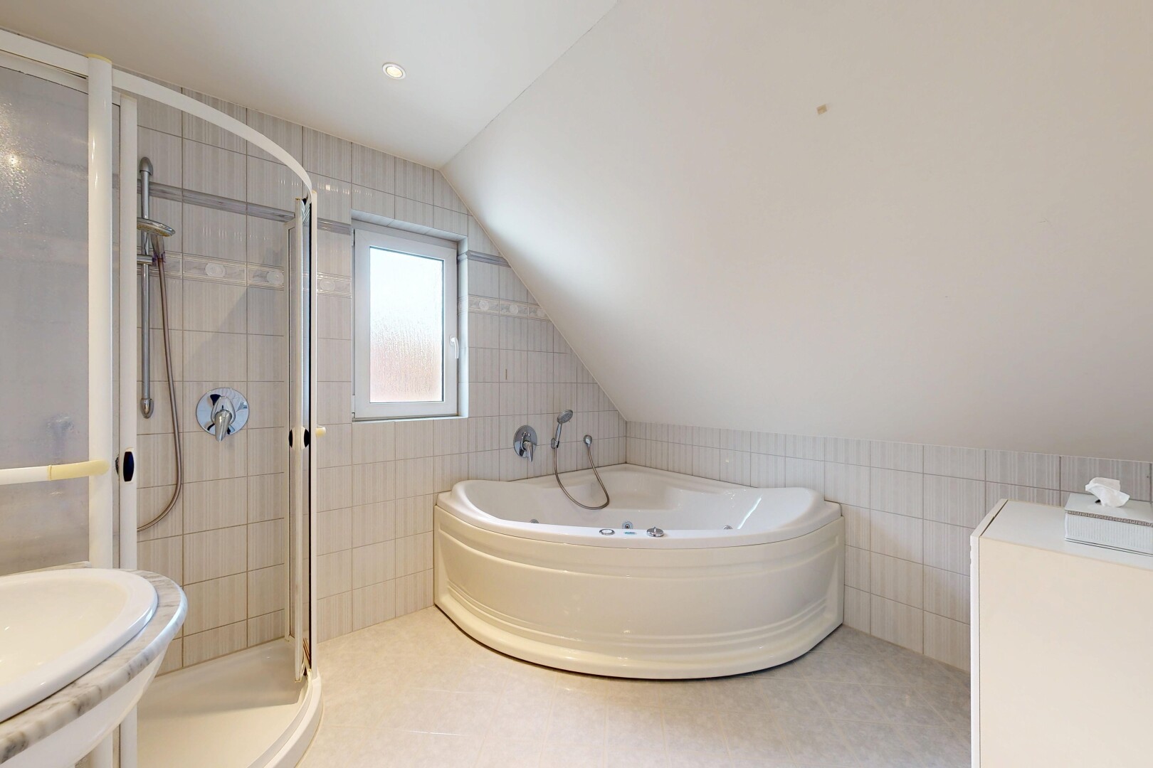 salle de bains avec mur en carrelage, tile wall, salle de bain complète, plafond voûté, et vaulted ceiling
