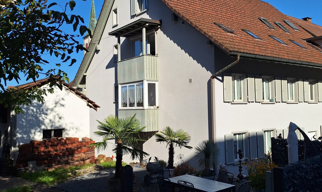 façade avec day time, bardage en stuc, terrasse, et coin repas extérieur