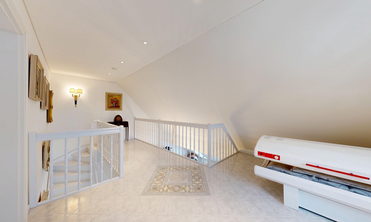 chambre avec drywall, cloison sèche, vaulted ceiling, plafond voûté, et inside property