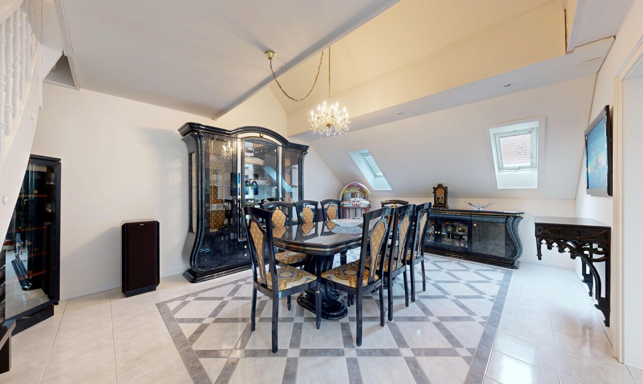 salle à manger avec inlaid floor, sol incrusté, inside property, lustre remarquable, et drywall