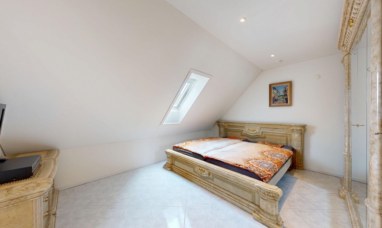 chambre avec vaulted ceiling, plafond voûté, inside property, puits de lumière, et low ceiling