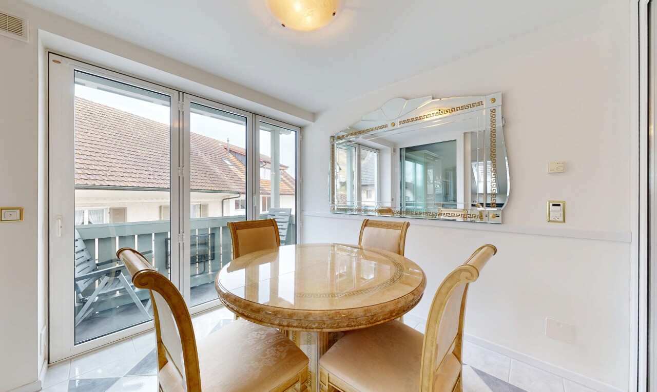 salle à manger avec inside property, natural light, lumière naturelle, drywall, et cloison sèche