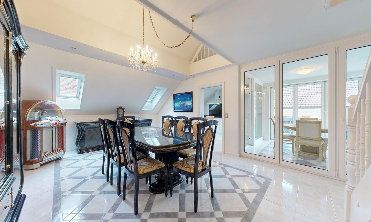 salle à manger avec sol incrusté, inlaid floor, plafond voûté, vaulted ceiling, et inside property