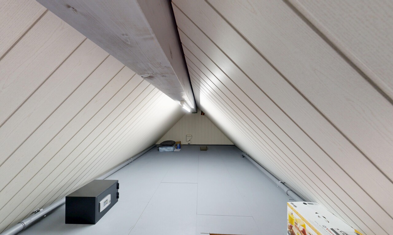détails avec plafond cathédrale, cathedral ceiling, ceiling, interior, et attic / basement / garage