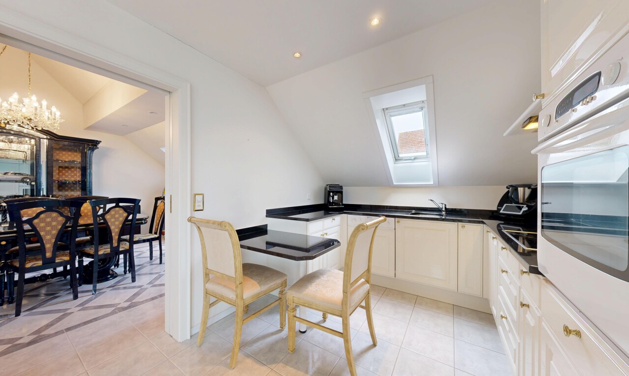 cuisine avec plafond voûté, vaulted ceiling, four, light floor, et dark countertops