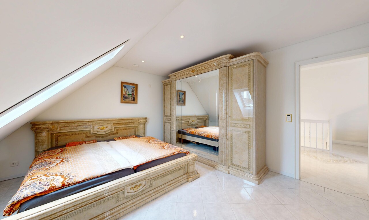 chambre avec cloison sèche, drywall, inside property, plafond voûté, et vaulted ceiling