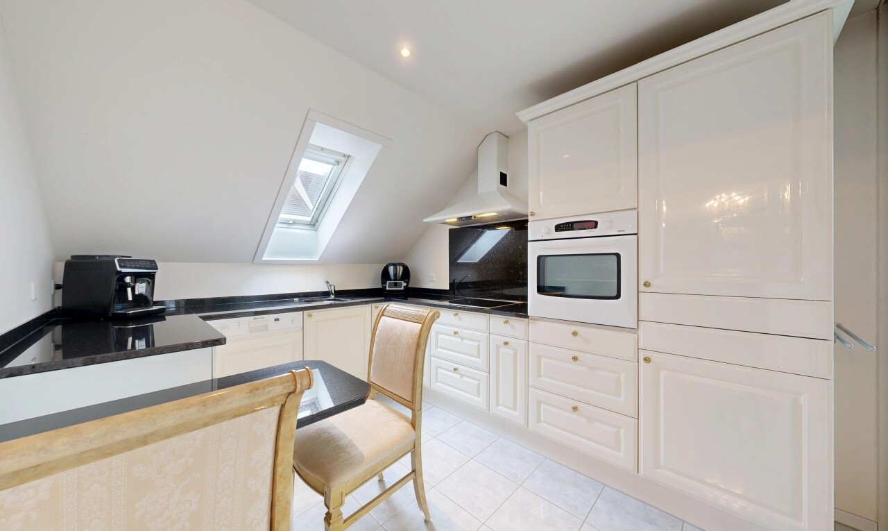 cuisine avec four, light floor, hotte, armoires blanches, et white cabinets