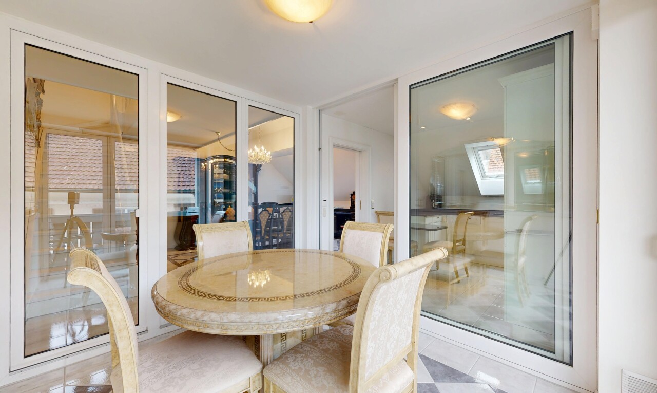 salle à manger avec lustre remarquable, tile floor, et sol en carrelage