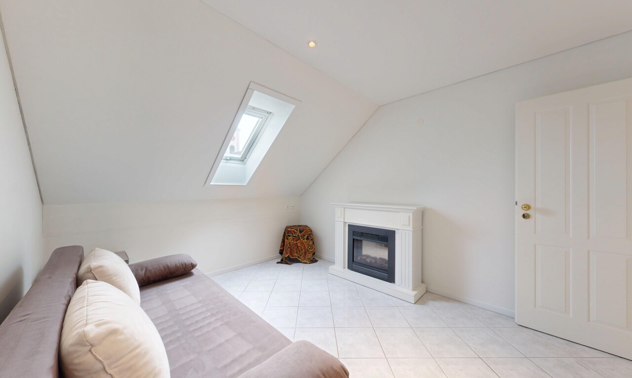 salon avec vaulted ceiling, plafond voûté, drywall, cloison sèche, et inside property