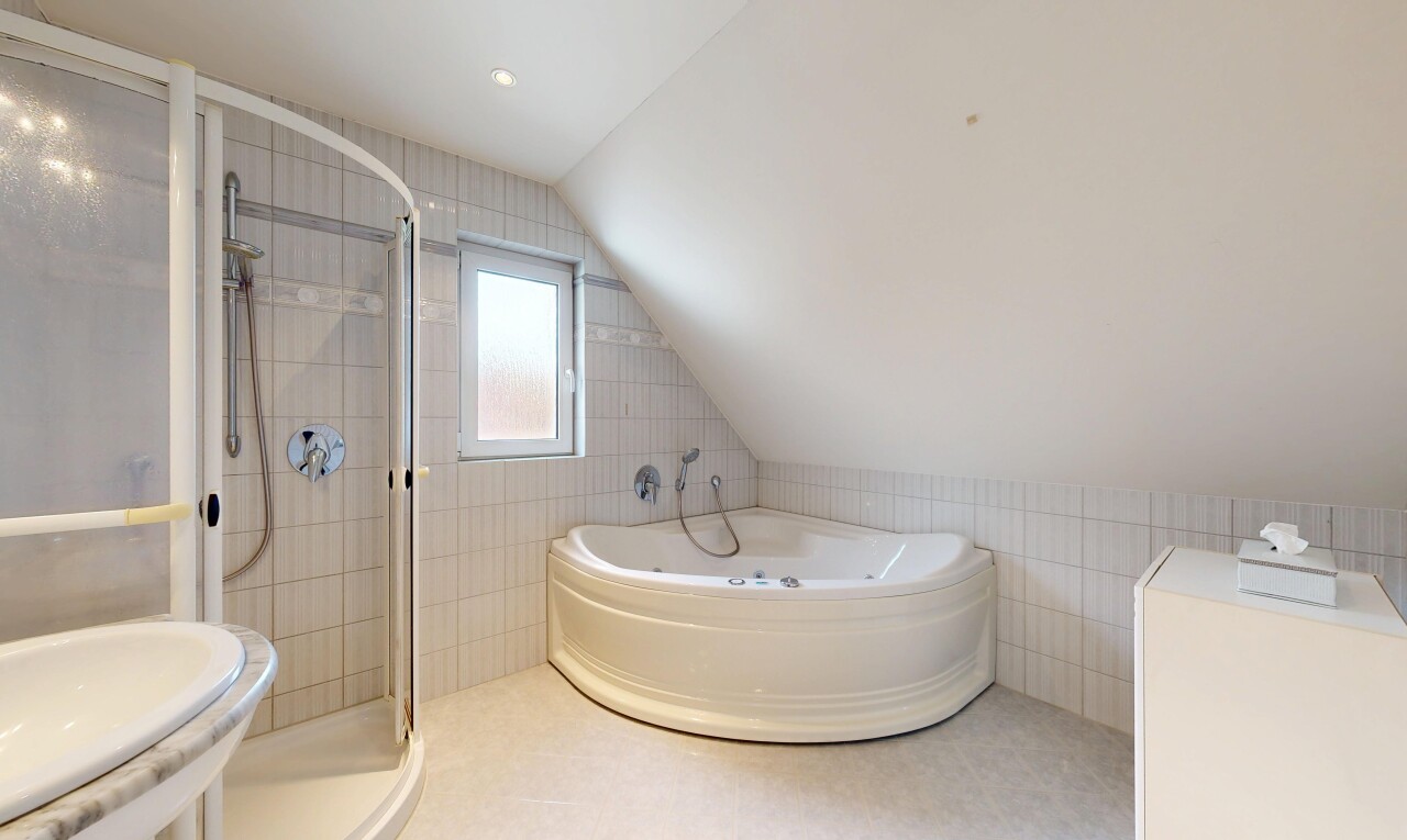 salle de bains avec mur en carrelage, tile wall, salle de bain complète, plafond voûté, et vaulted ceiling