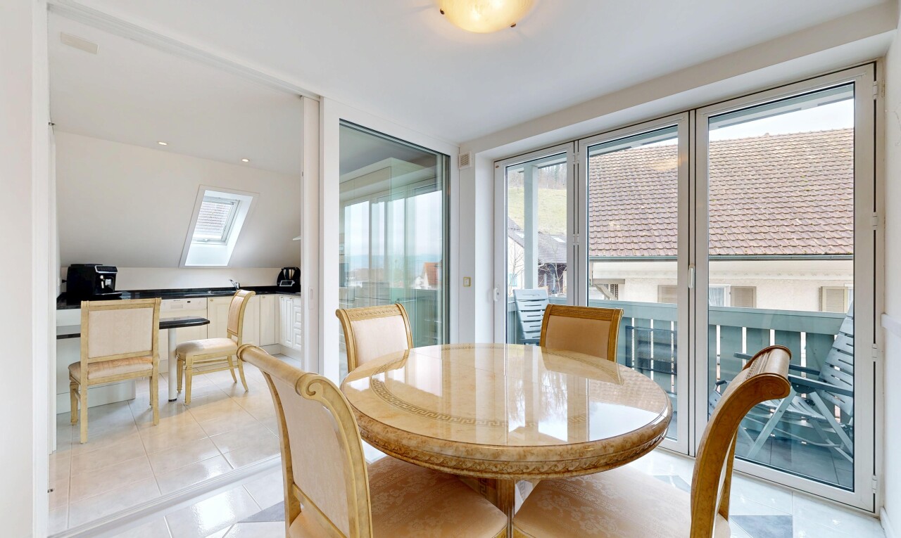 salle à manger avec inside property, lumière naturelle, natural light, sol en carrelage, et tile floor