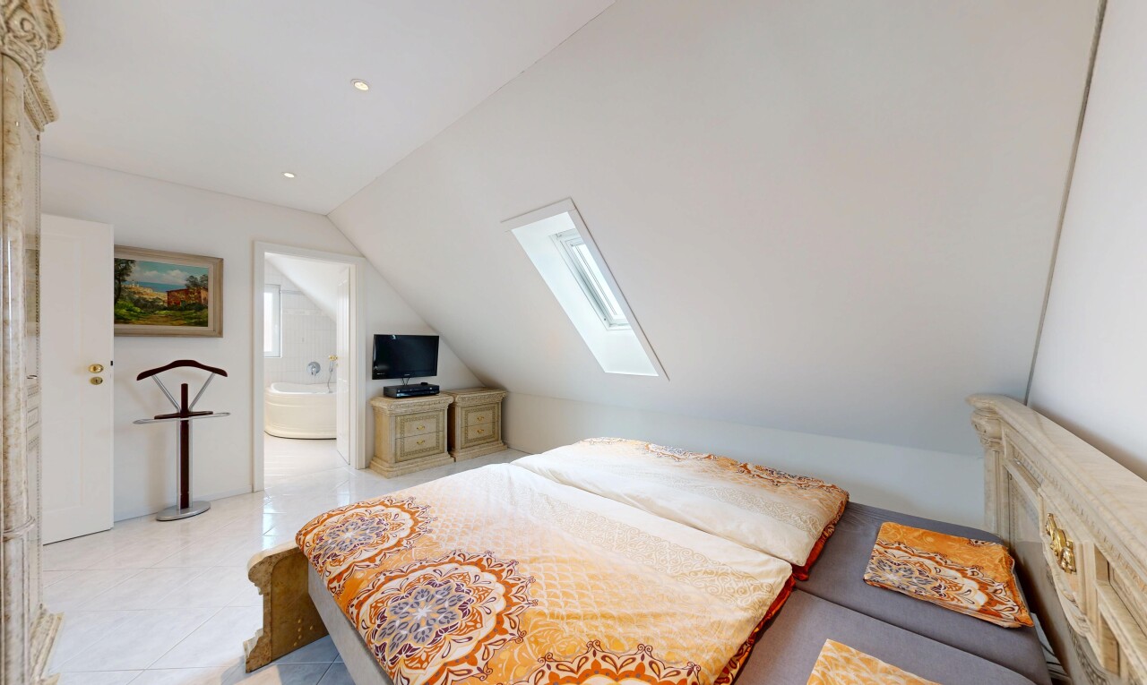 chambre avec plafond voûté, vaulted ceiling, inside property, télévision, et plafond bas