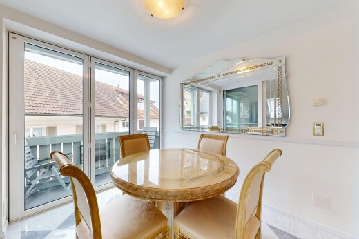 salle à manger avec inside property, natural light, lumière naturelle, drywall, et cloison sèche