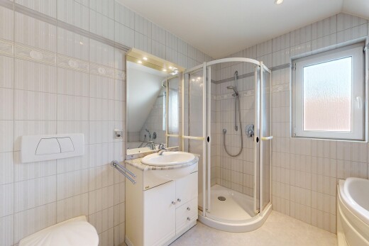 salle de bains avec mur en carrelage, tile wall, salle de bain complète, douche, et miroir