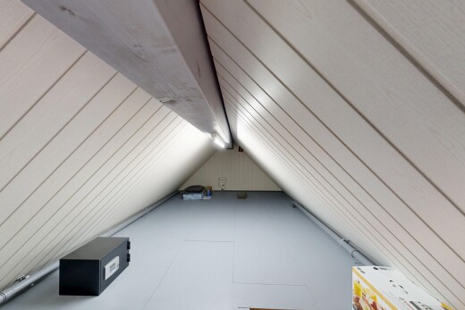 détails avec plafond cathédrale, cathedral ceiling, ceiling, interior, et attic / basement / garage