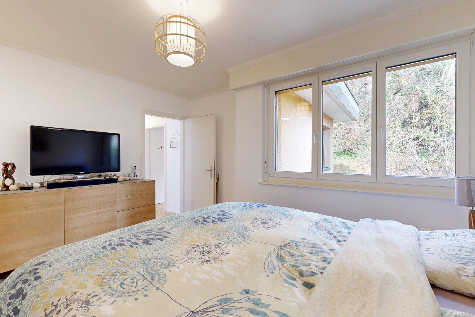 room / bedroom with crown molding