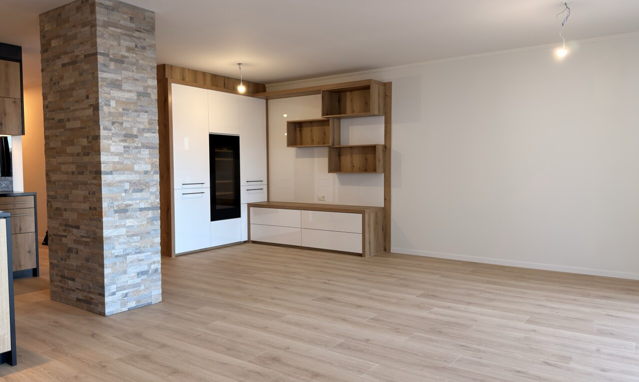 pièce vide avec sol en finition bois, wood finish floor, éclairage suspendu, cloison sèche, et drywall
