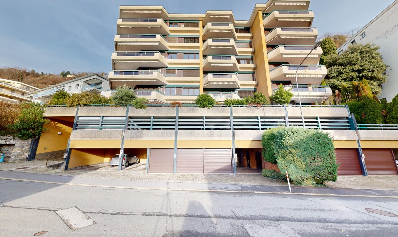 view of apartment building / complex