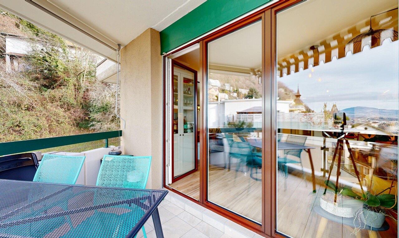 balcony with outdoor dining space
