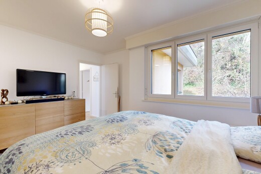 chambre avec télévision, inside property, lumière naturelle, natural light, et cloison sèche