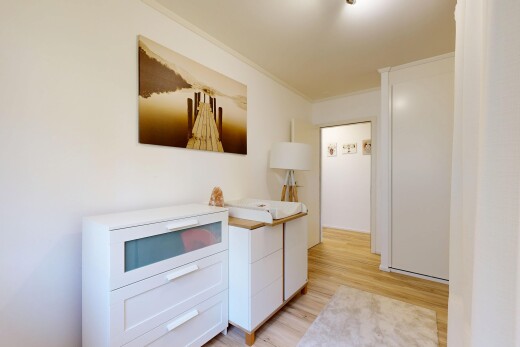cuisine avec inside property, sol en finition bois, wood finish floor, cloison sèche, et drywall
