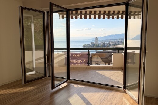 balcon avec inside property, water view, vue sur l'eau, balcon, et ocean view