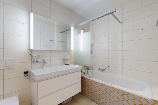 salle de bains avec mur en carrelage, tile wall, salle de bain complète, douche-bain combinés, et inside property