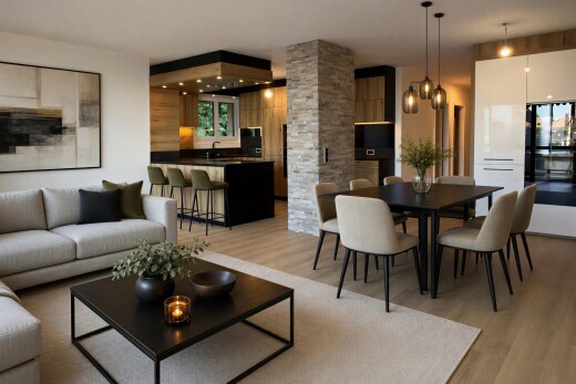 cuisine avec éclairage suspendu, wood finish floor, sol en finition bois, opens to living area, et ouvert sur l'espace de vie