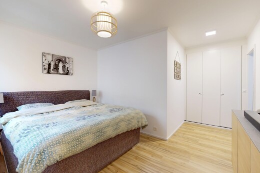 chambre avec sol en finition bois, wood finish floor, cloison sèche, drywall, et inside property