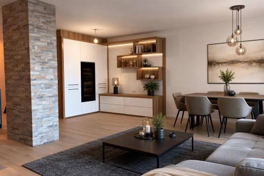 pièce vide avec sol en finition bois, wood finish floor, éclairage suspendu, cloison sèche, et drywall