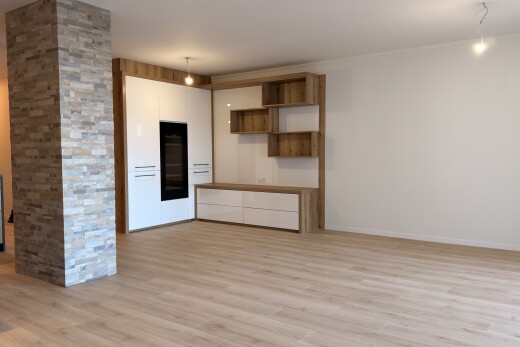 pièce vide avec sol en finition bois, wood finish floor, éclairage suspendu, cloison sèche, et drywall