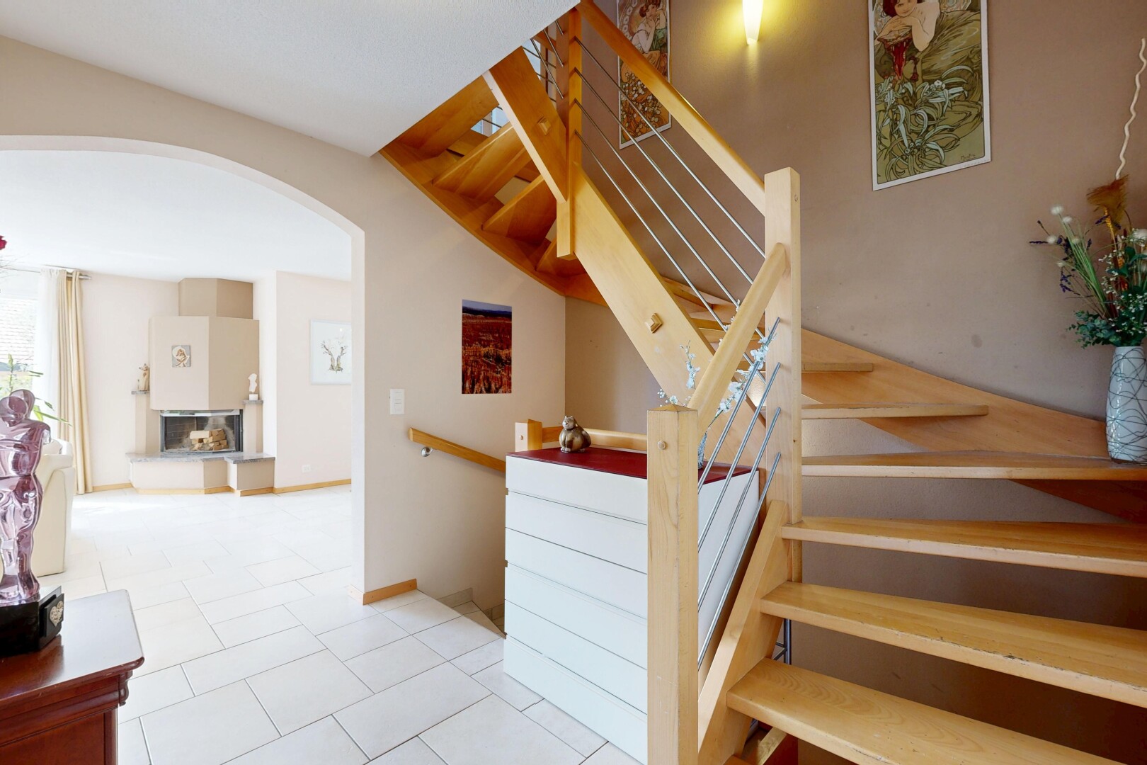treppe mit treppen, gewölbte gehwege, gipskartonwand, drywall, und inside property