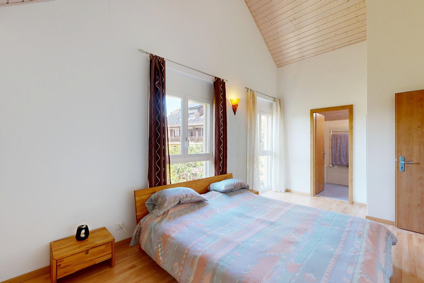 zimmer / schlafzimmer mit hohe decke, high ceiling, inside property, holzfußboden, und wood finish floor