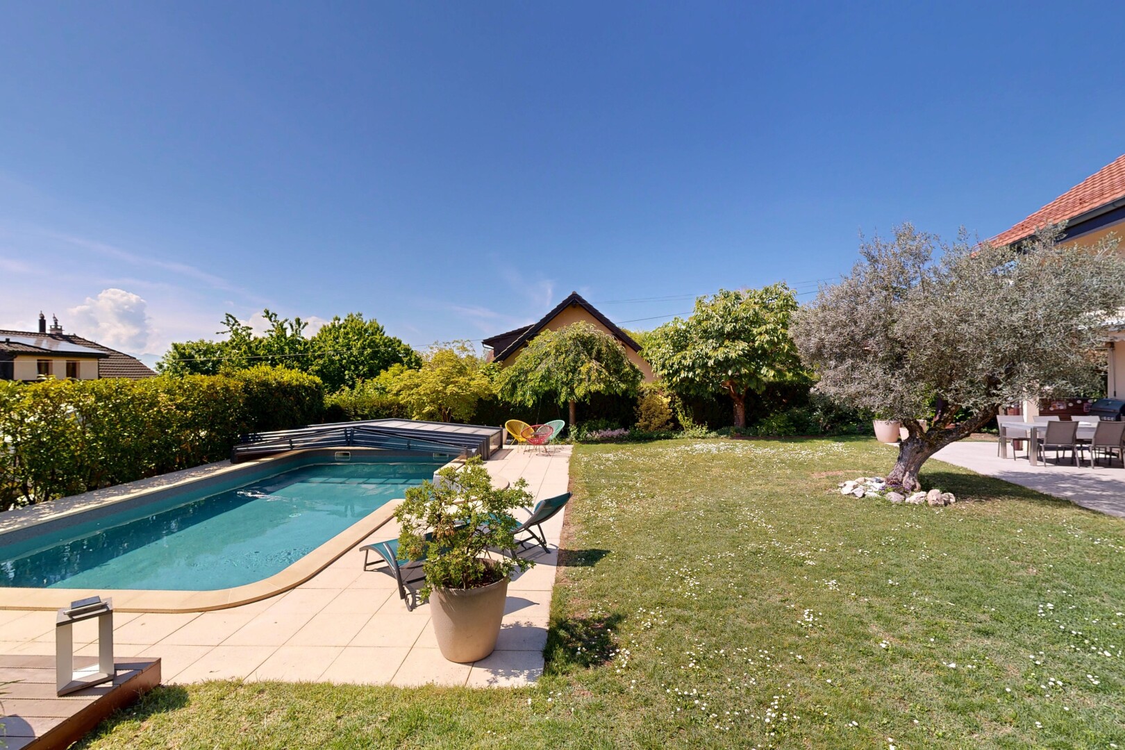 schwimmbad mit terrasse, rasen, from property, schwimmbad, und day time