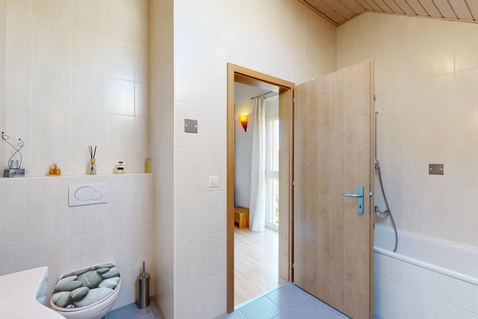 bad mit komplettes badezimmer, fliesenwand, tile wall, inside property, und fliesenboden