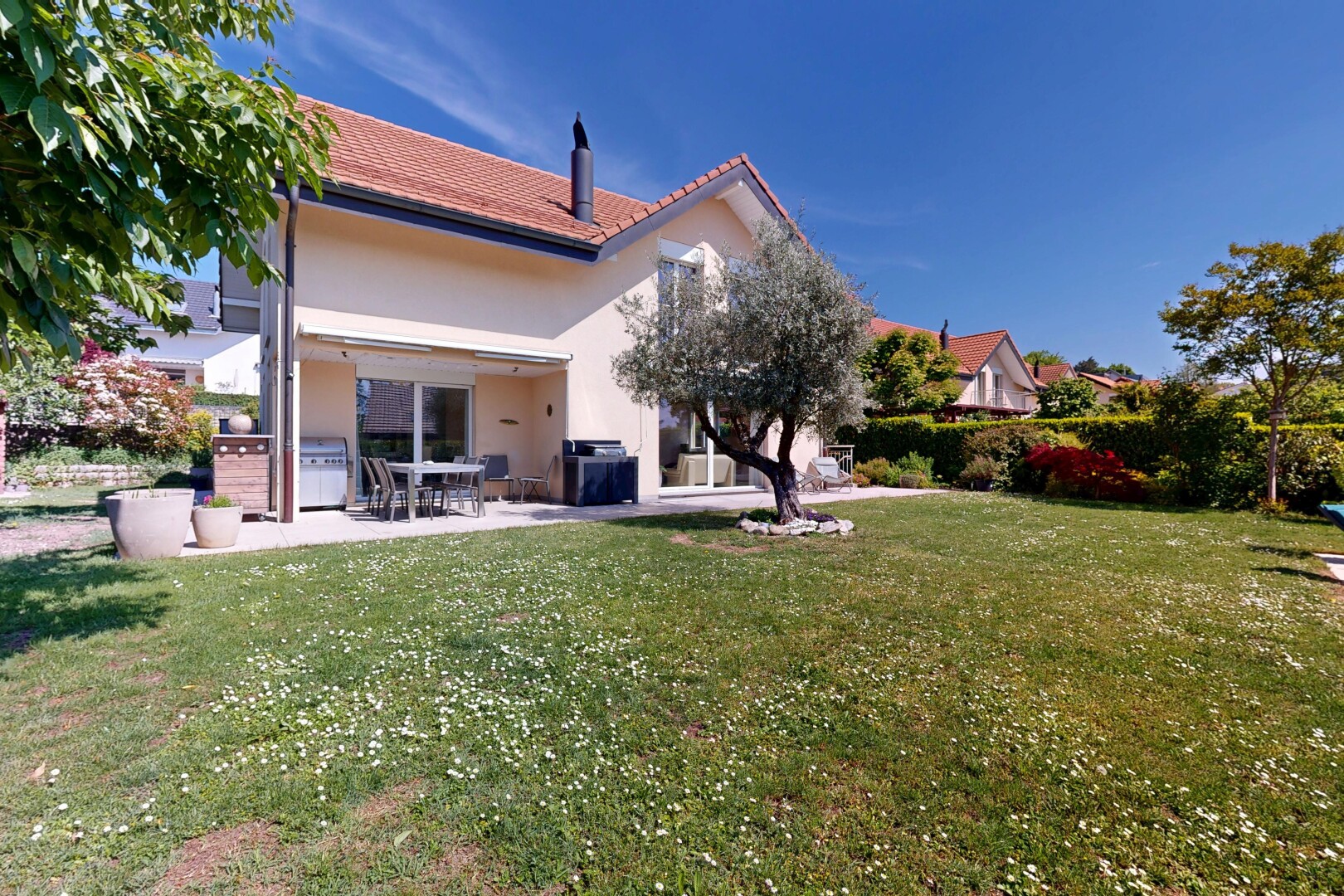 außenansicht mit rasen, from property, stuckverkleidung, terrasse, und day time