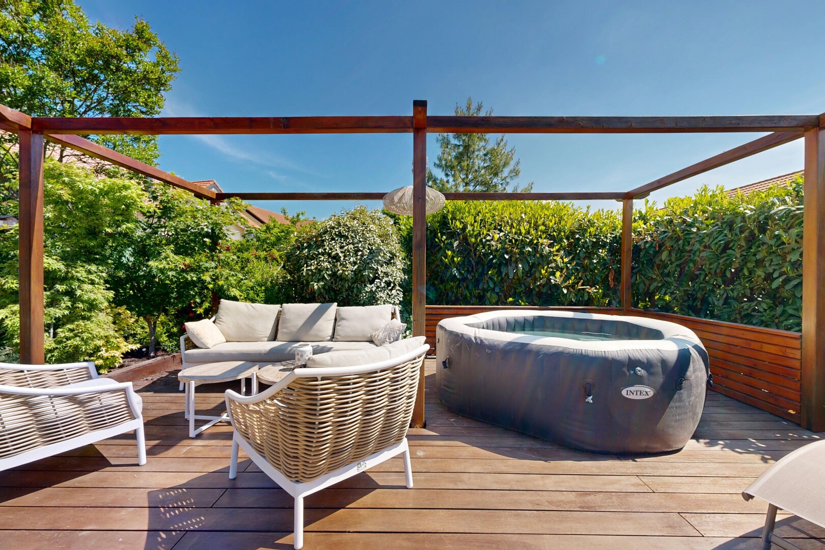 terrasse mit wohnraum im freien, whirlpool, deck, day time, und from property