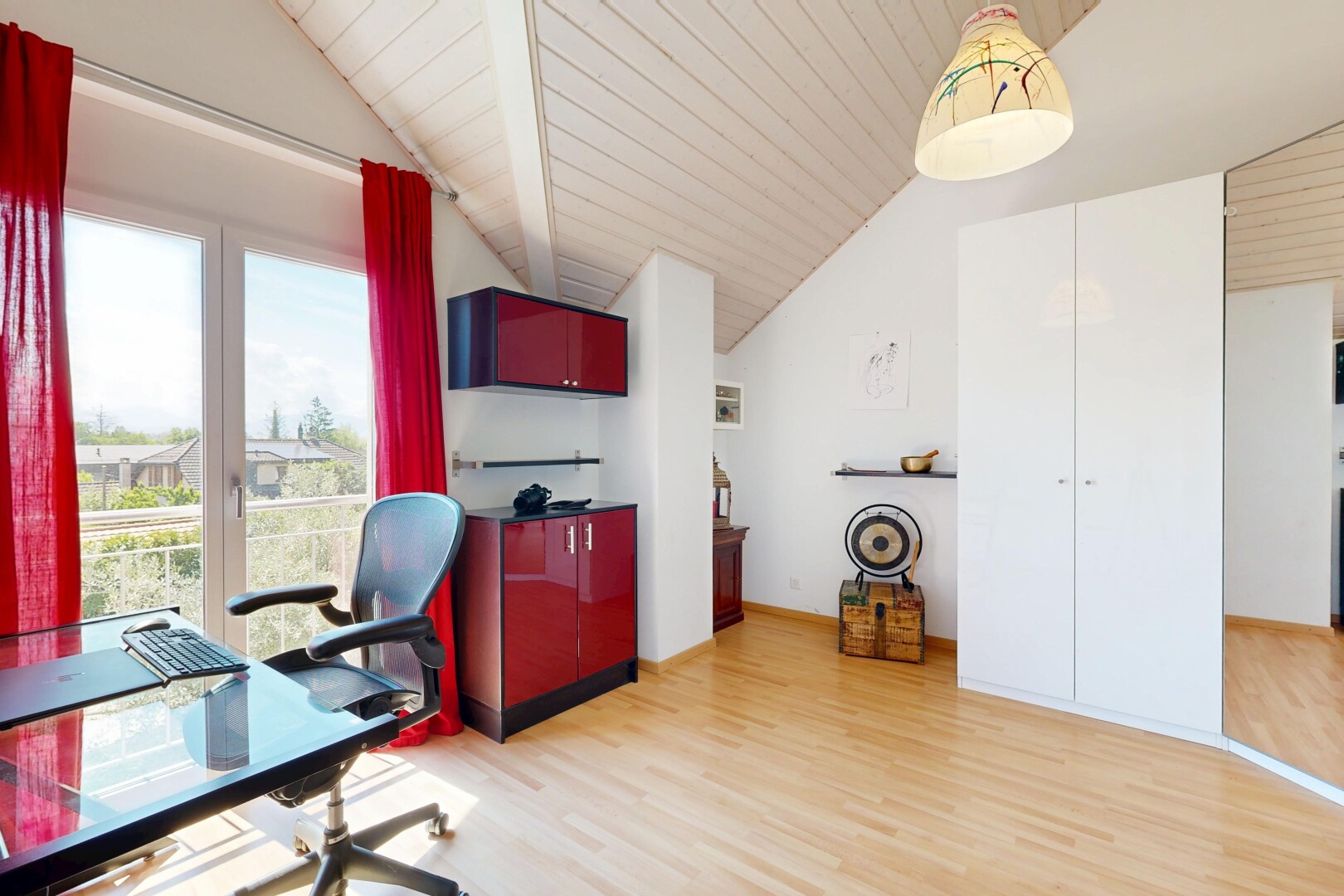 büro mit holzfußboden, wood finish floor, natürliches licht, natural light, und bürobereich