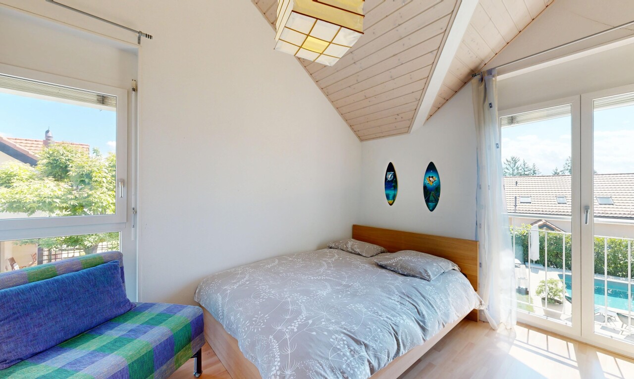 zimmer / schlafzimmer mit day time, inside property, wood ceiling, holzdecke, und natural light