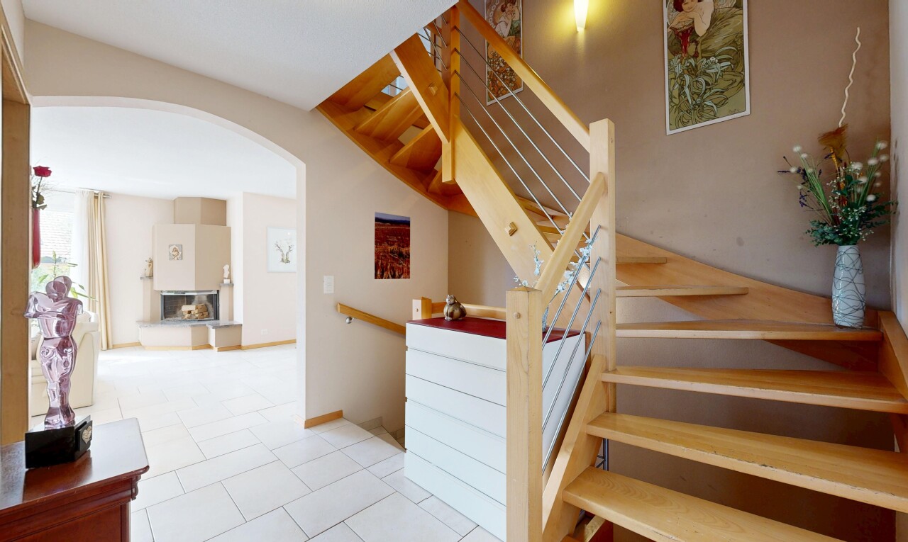 treppe mit treppen, gewölbte gehwege, gipskartonwand, drywall, und inside property