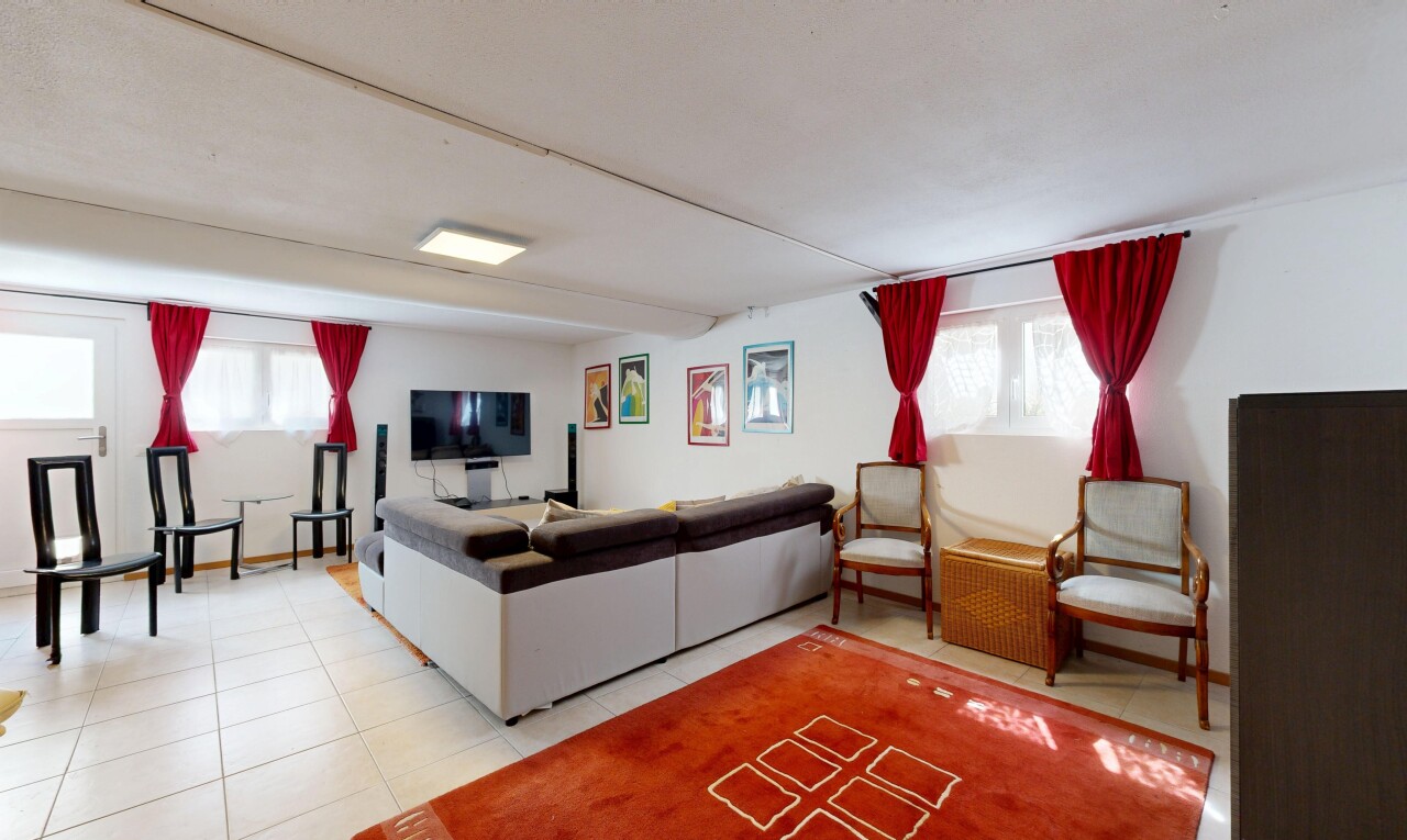 wohnzimmer mit inside property, light floor, gipskartonwand, drywall, und natürliches licht