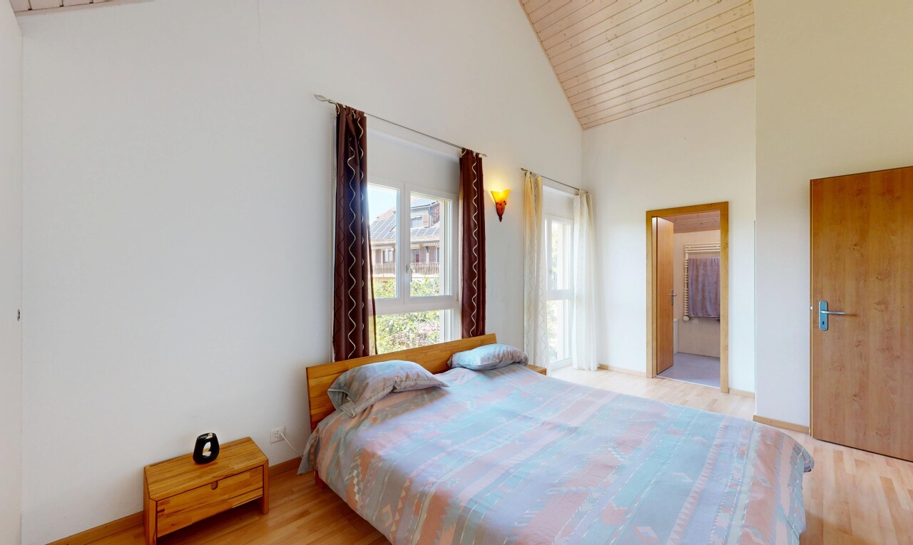 zimmer / schlafzimmer mit hohe decke, high ceiling, inside property, holzfußboden, und wood finish floor