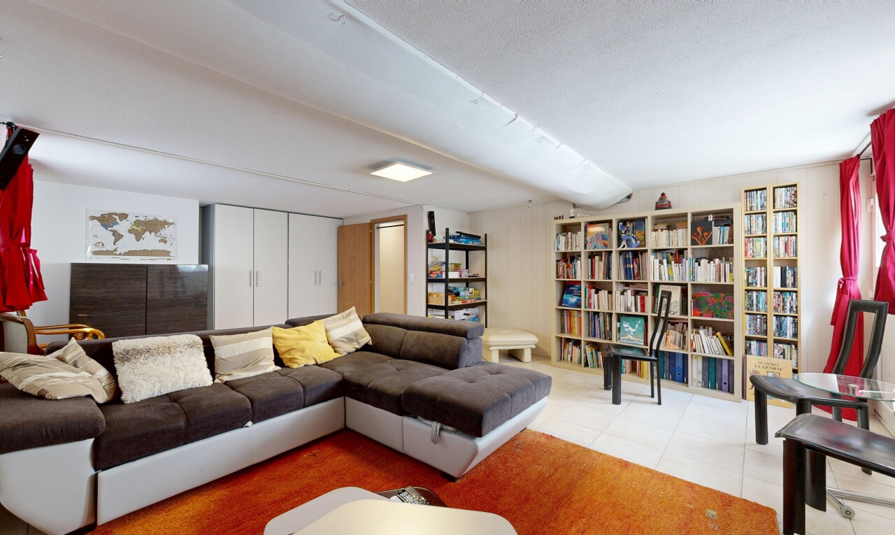 wohnzimmer mit inside property, fliesenboden, und tile floor