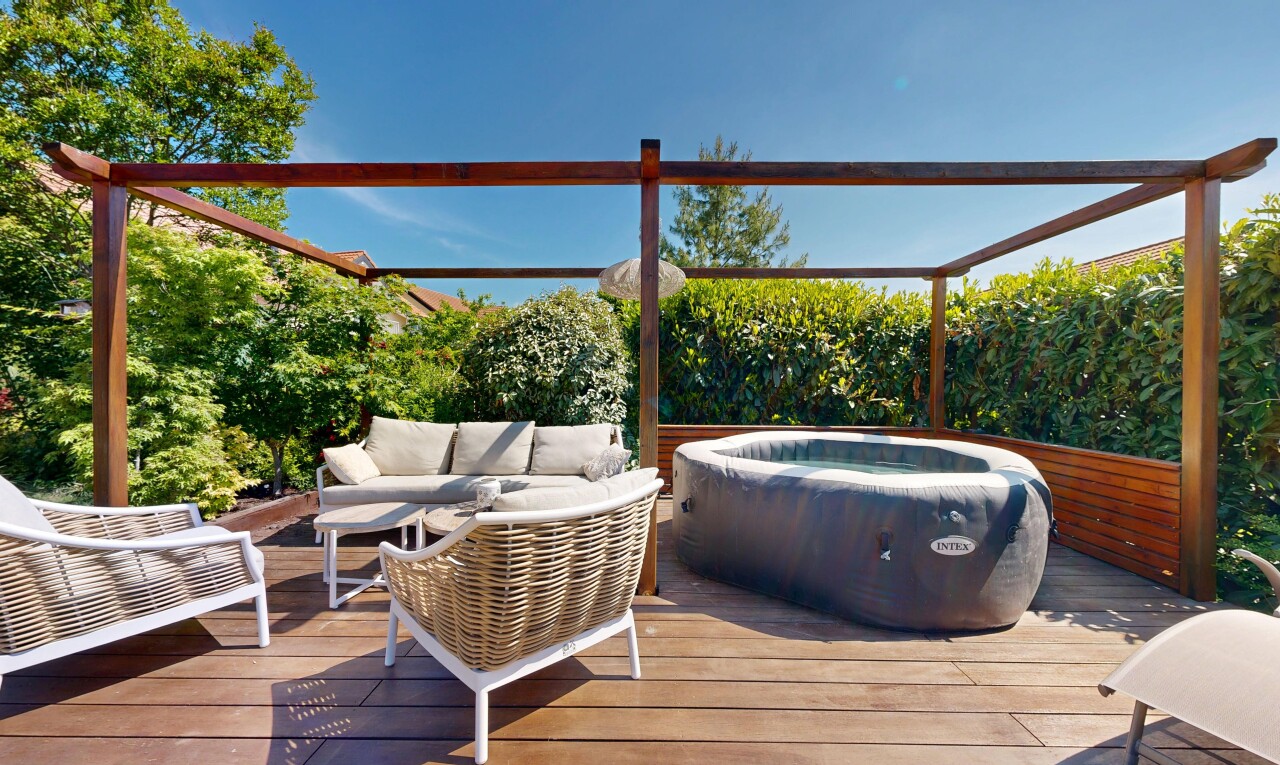terrasse mit wohnraum im freien, whirlpool, deck, day time, und from property