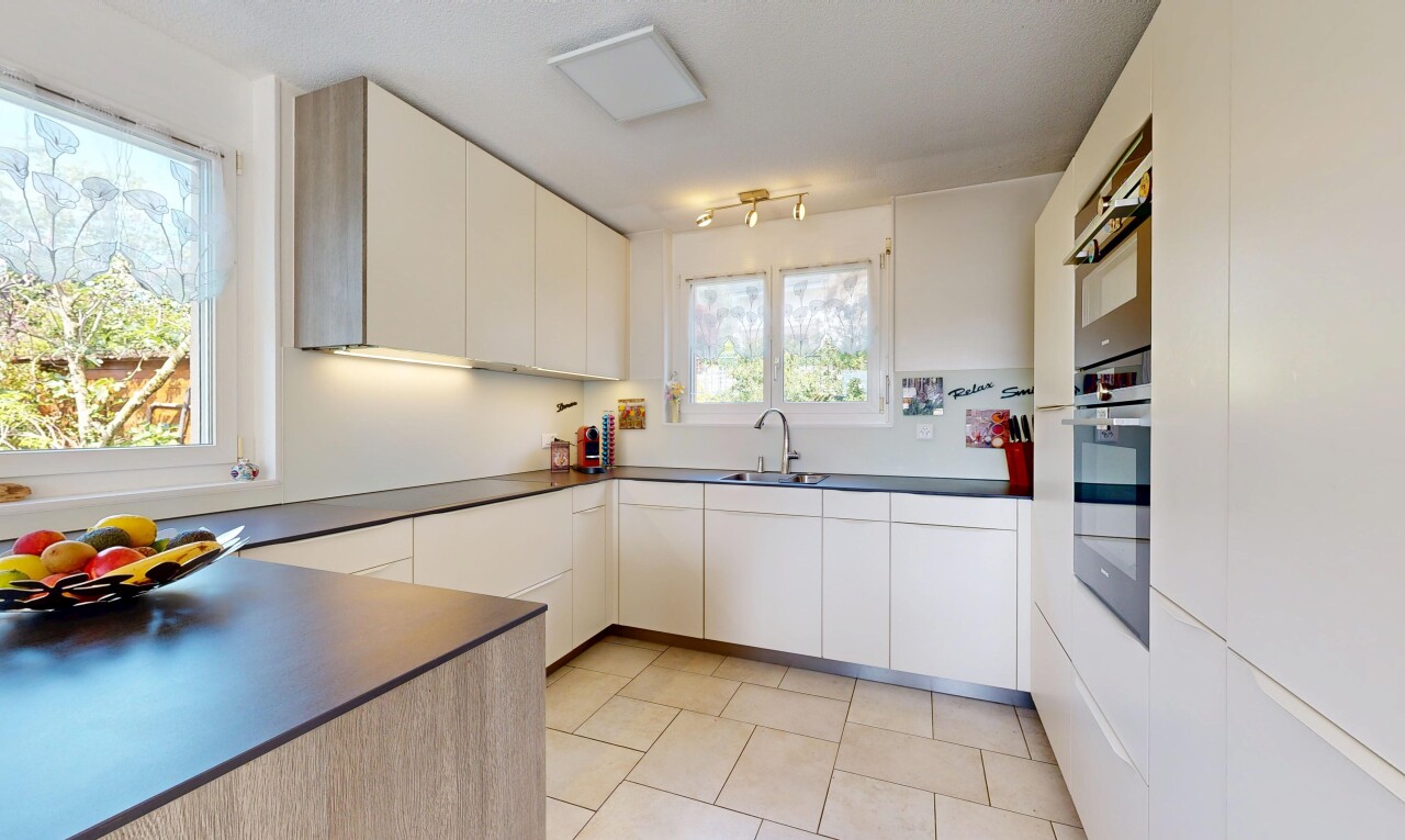 küche mit dark countertops, arbeitsplatten, light floor, natural light, und natürliches licht