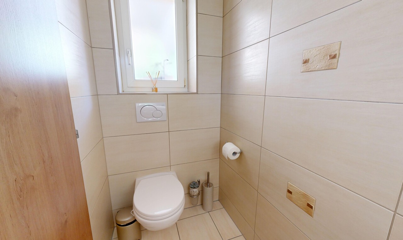 bad mit inside property, fliesenboden, tile floor, natürliches licht, und natural light