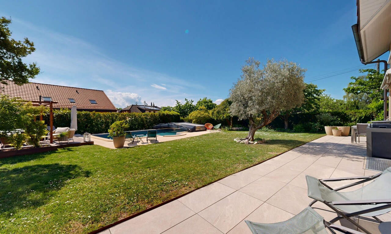 garten mit rasen, from property, terrasse, schwimmbad, und day time