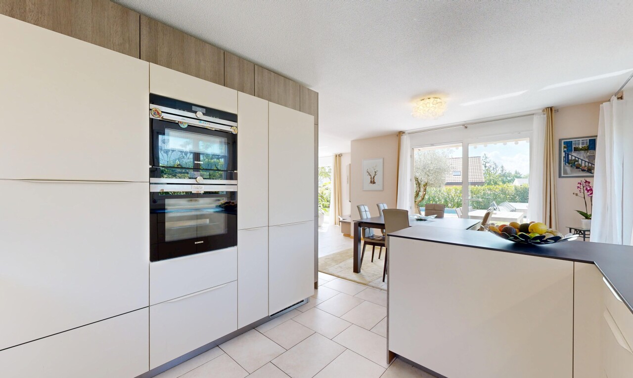 küche mit light floor, natürliches licht, natural light, inside property, und doppel backofen