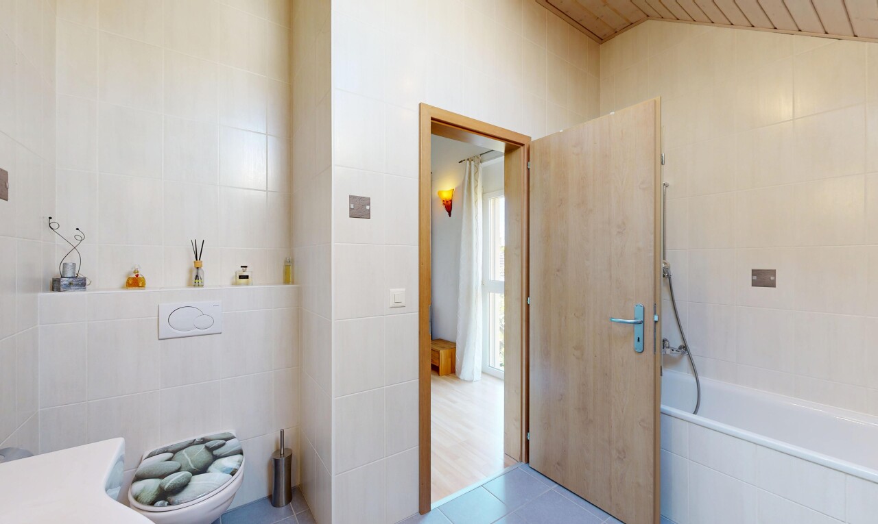 bad mit komplettes badezimmer, fliesenwand, tile wall, inside property, und fliesenboden