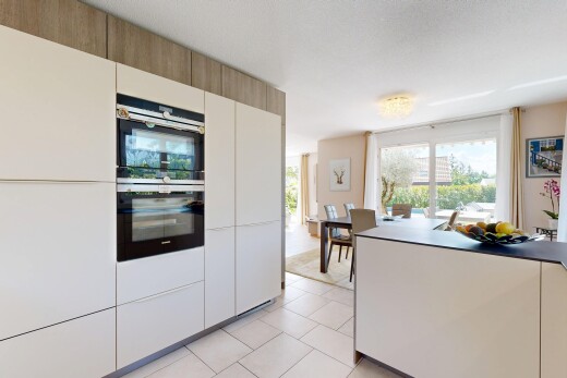 küche mit light floor, natürliches licht, natural light, inside property, und doppel backofen